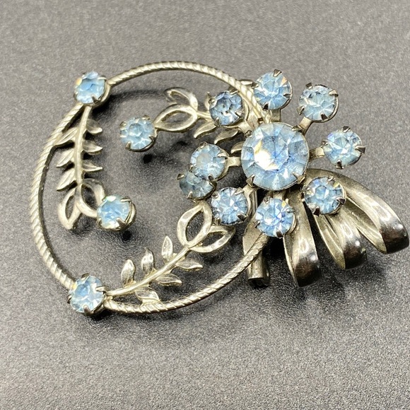 Vintage Silvertone Blue Rhinestone Grandmacore Brooch - Picture 3 of 6